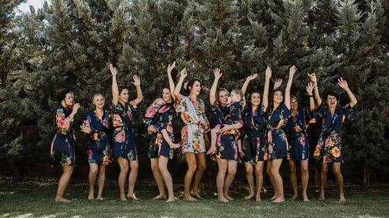 Invitadas preparándose