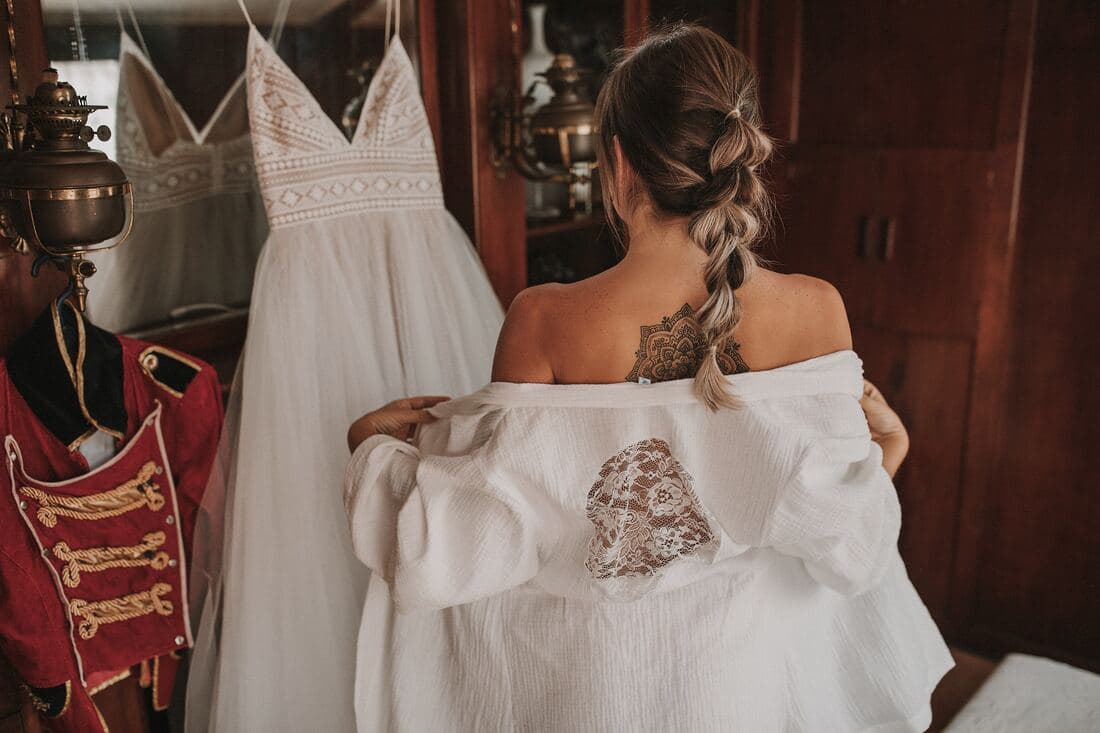 Elena Castrillo preparando a una novia