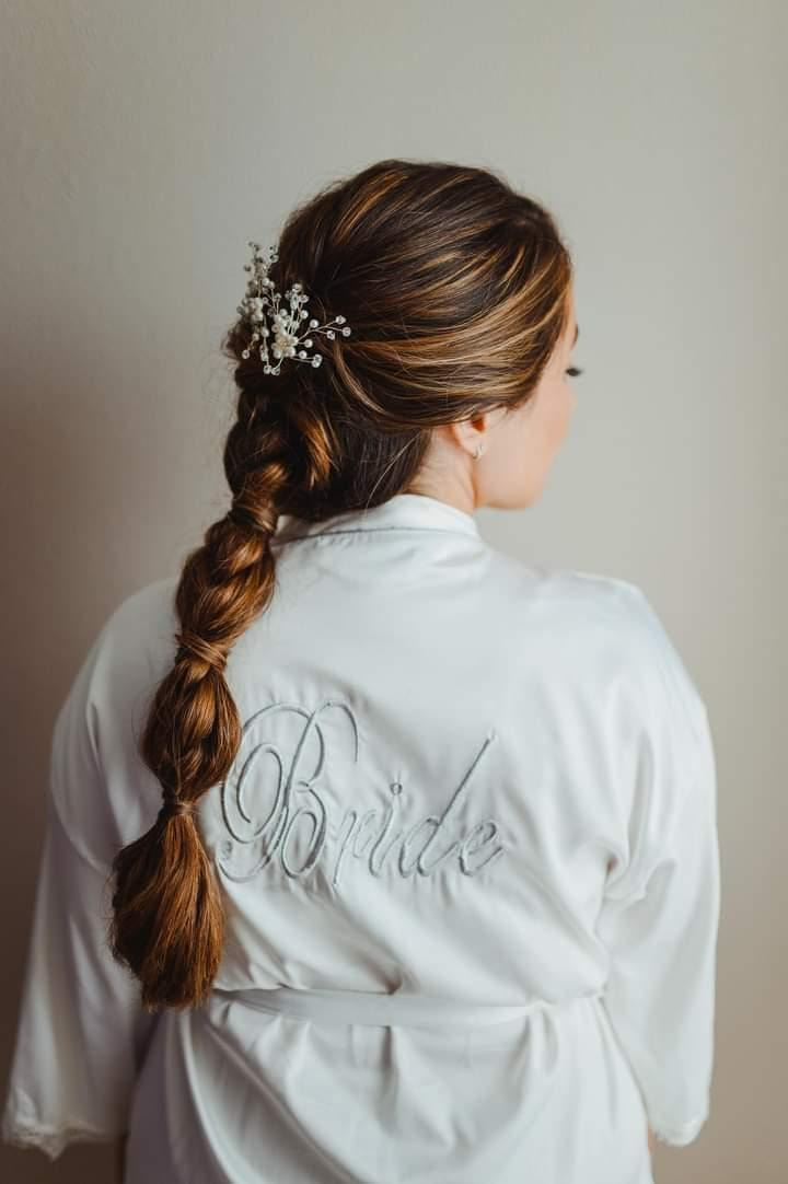 Novia radiante con peinado y maquillaje profesional